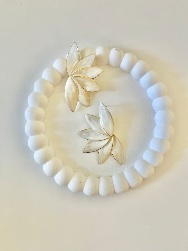ORECCHINI MEZZO FIORE SMALTATO BIANCO