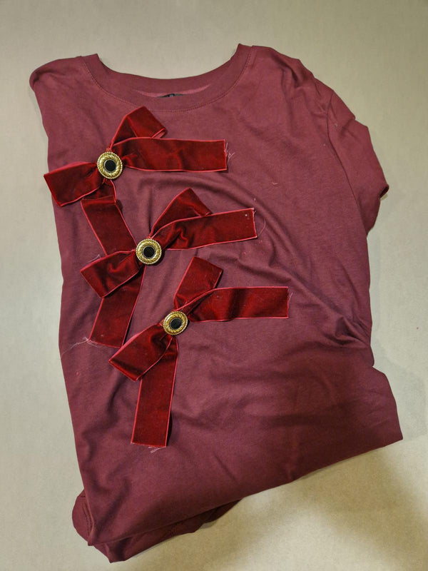 T SHIRT BORDEAUX CON TRIS DI FIOCCO IN VELLUTO